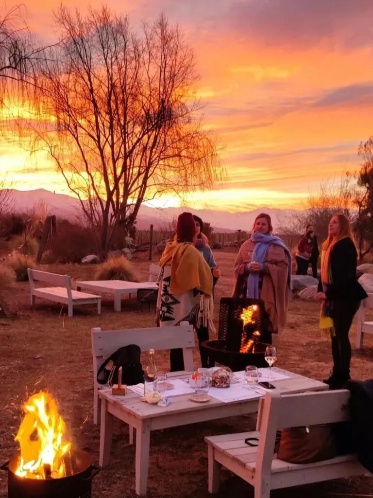 Sunset en Bodega Gimenez Riili Valle de Uco cielo naranja Andes - Wine sunset experience Mendoza - Pôr do sol em Mendoza Wine Transfers mwt