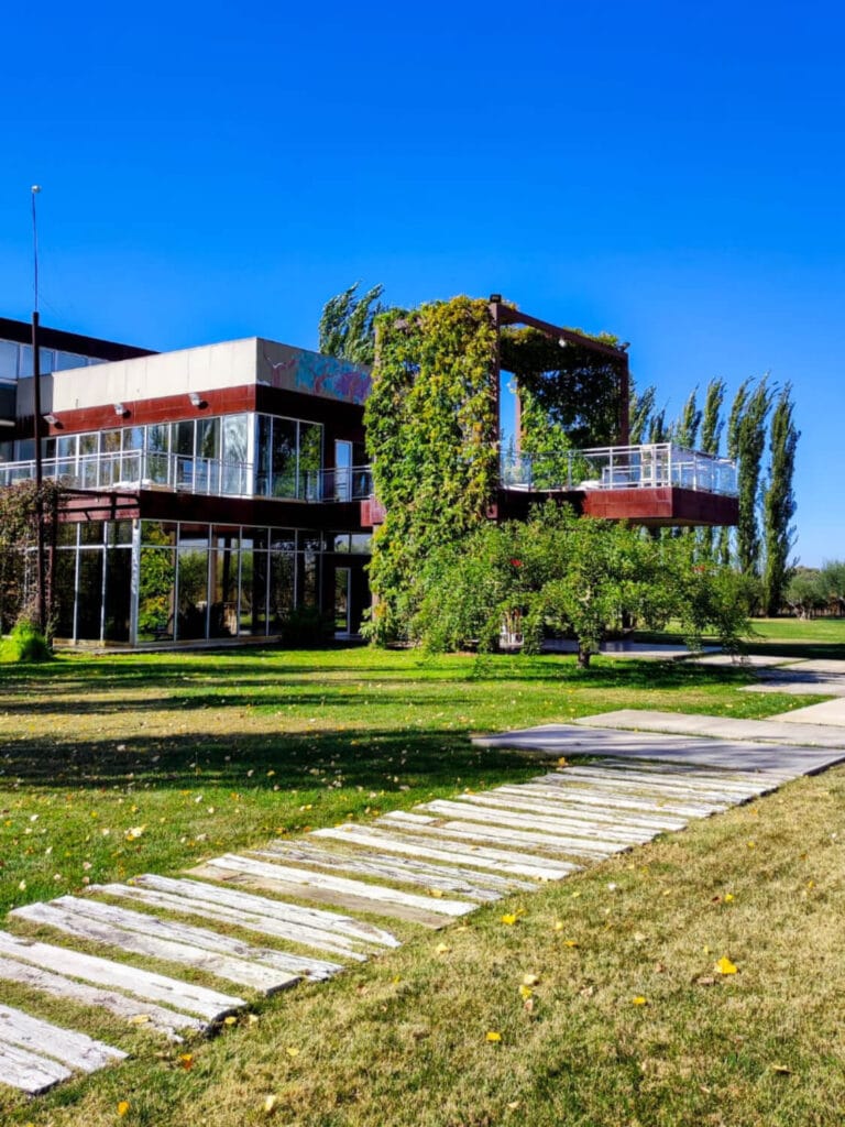 Camino de acceso y arquitectura de Bodega Matervini en Luján de Cuyo - Mendoza Wine Transfers