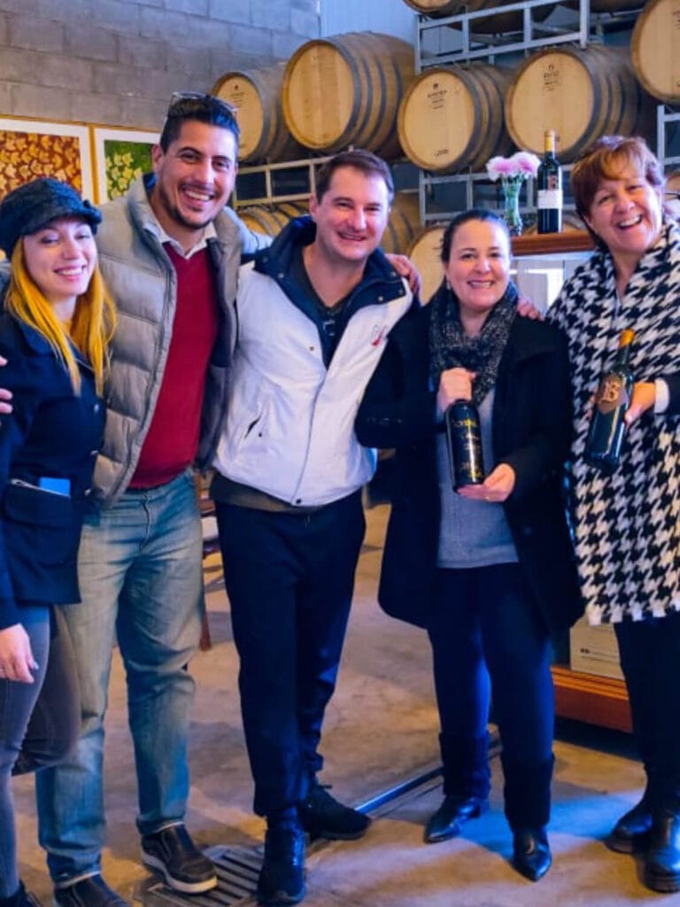 Tour de vinos con Marcelo y Denise de Mendoza Wine Transfers en la sala de barricas de Bodega Familia Blanco - Luján de Cuyo