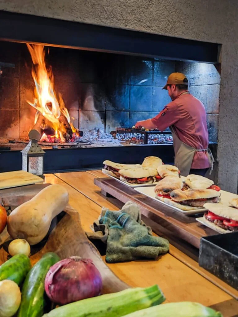 Chef parrillero en Bodega Gimenez Riilli Valle de Uco Mendoza - Argentine BBQ grill experience - Almoço de parrilla mwt