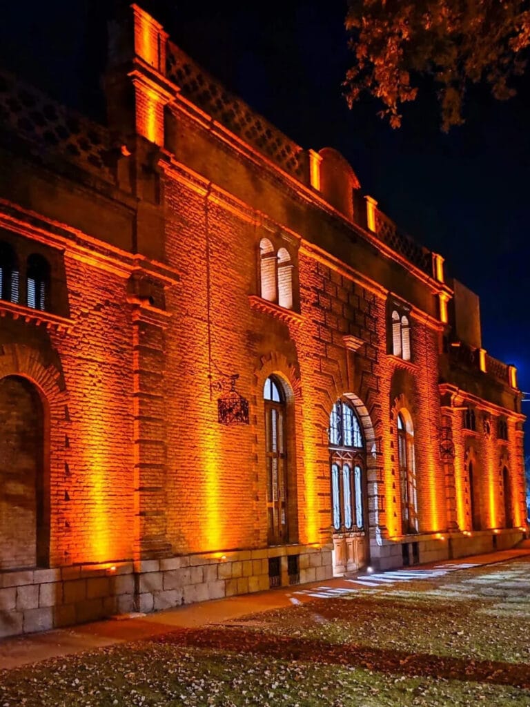 Fachada de ladrillo visto de Bodega Weinert, Luján de Cuyo - Mendoza Wine Transfers