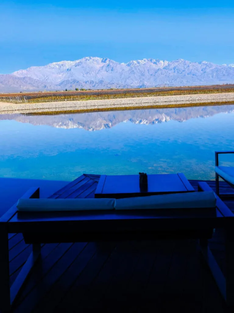 Vista desde deck Bodega Alfa Crux Valle de Uco laguna y Cordillera de los Andes - Alfa Crux winery lagoon views - Vista da lagoa e cordilheira mwt