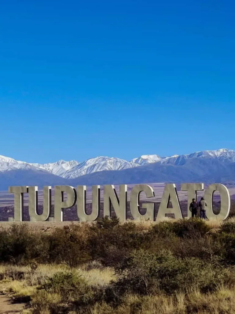 Cartel de bienvenida a Tupungato Mendoza con Cordillera de los Andes - Welcome to Tupungato Valle de Uco - Bem-vindo a Tupungato mwt