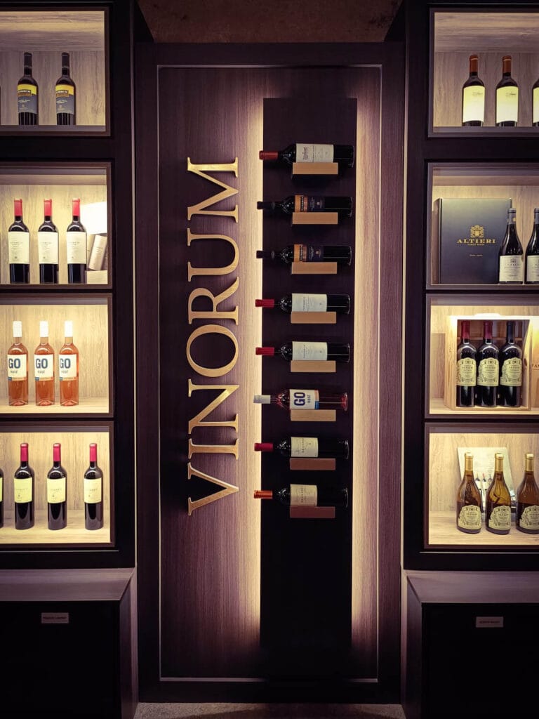 Exhibición de vinos y diseño de interiores en el Wine Shop de Bodega Vinorum - Mendoza Wine Transfers