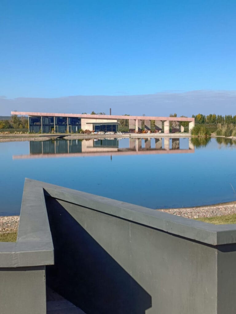 Arquitectura moderna y lago de riego en Bodega Anaia, Mendoza - Mendoza Wine Transfers