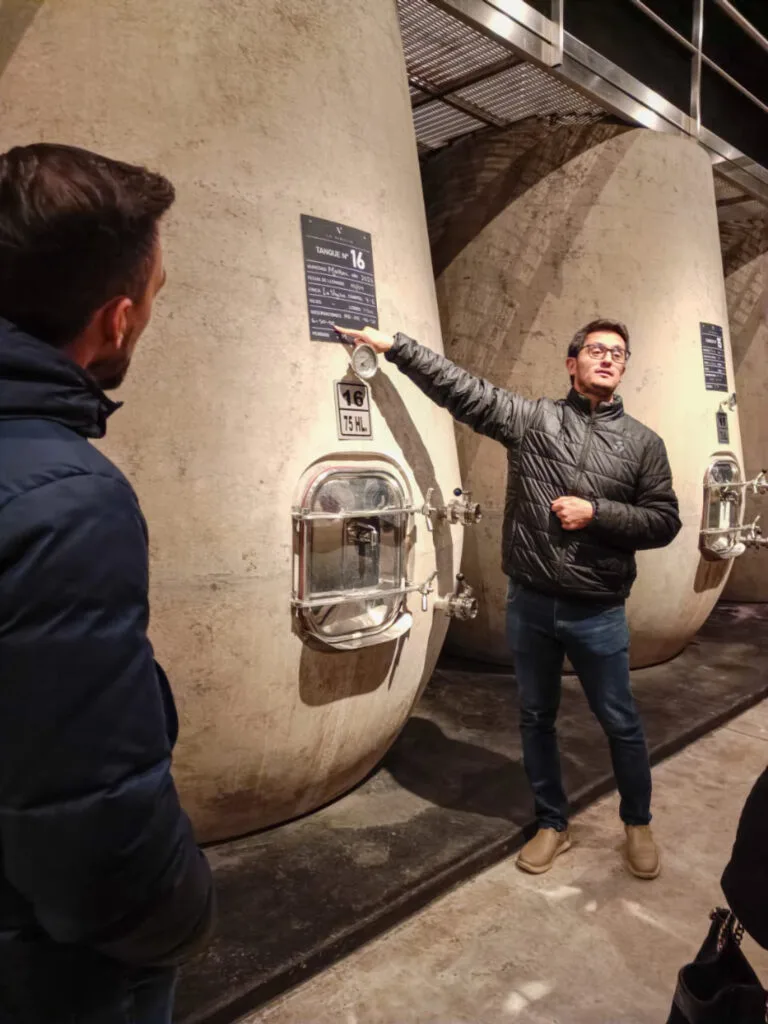 Guía en Bodega la Vigilia Valle de Uco explicando huevos de concreto - Concrete egg fermentation wine tour - Tour técnico em Mendoza Wine Transfers mwt