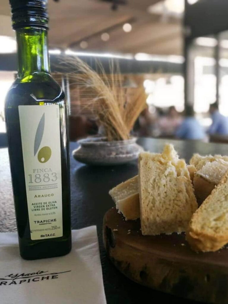 Botella de aceite de oliva Trapiche y panera en el restaurante Espacio Trapiche, Mendoza - Mendoza Wine Transfers
