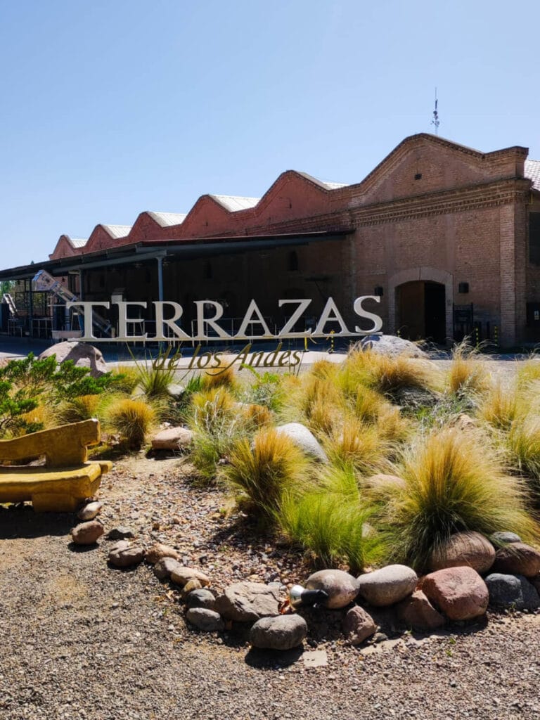 Ingreso principal a Bodega Terrazas de los Andes con vegetación autóctona - Mendoza Wine Transfers