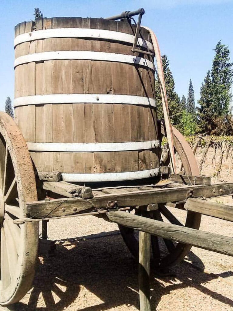 Antigua carreta de madera para transporte de toneles exhibida en el Museo del Vino La Rural, Bodega Rutini, Maipú - Mendoza Wine Transfers