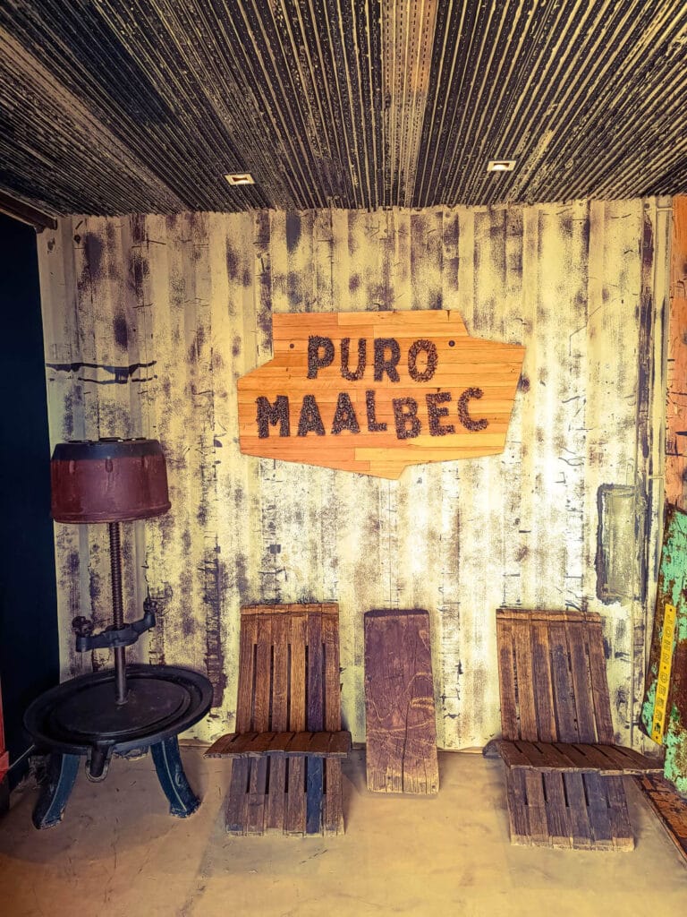 Diseño sustentable y muebles de duelas en Bodega MAAL Wines, Las Compuertas - Mendoza Wine Transfers