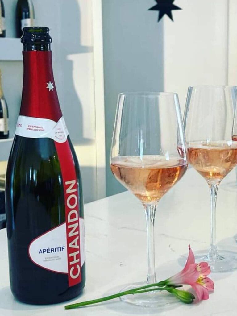 Brindis con espumante Chandon en tour de bodegas Mendoza - Mendoza Wine Transfers