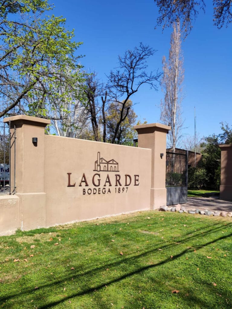 Fachada antigua y portón de ingreso a Bodega Lagarde, Luján de Cuyo - Mendoza Wine Transfers