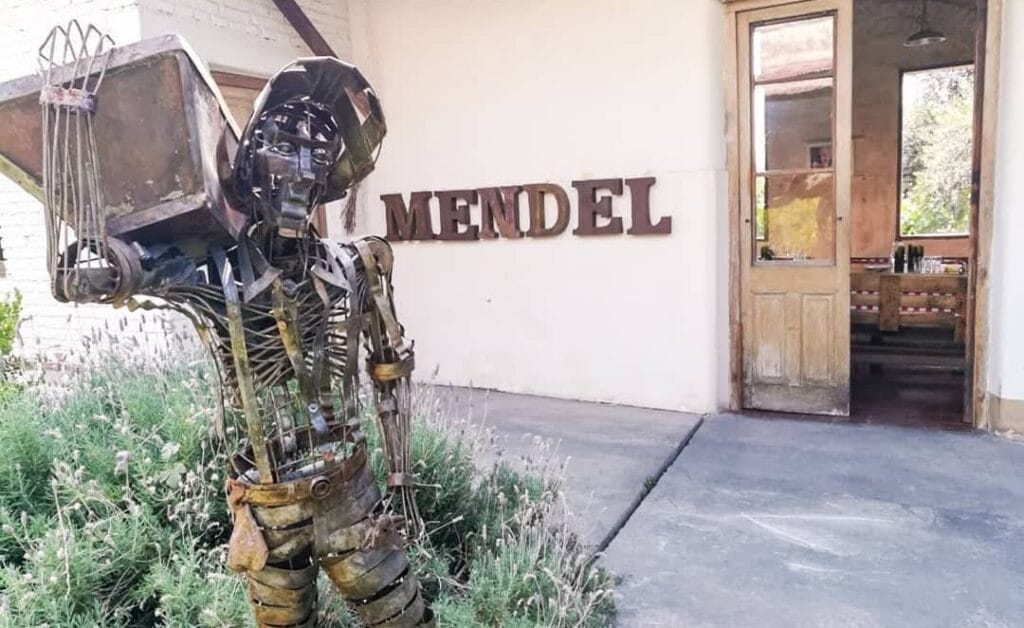 Escultura metálica de un cosechador frente a la entrada de la bodega Mendel Wines, Lunlunta, Maipú, Mendoza
